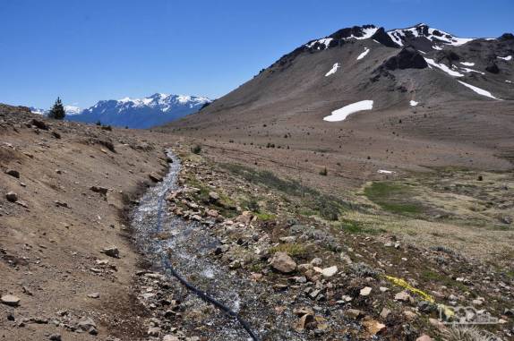 Mangueira de coleta de água em riacho na região do Cerro Piltriquitrón, em El Bolsón, na Argentina